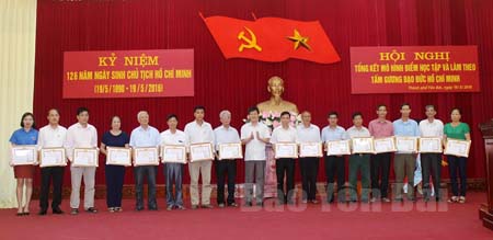 16 mô hình điểm có thành tích xuất sắc trong học tập và làm theo tấm gương đạo đức Hồ Chí Minh được khen thưởng.